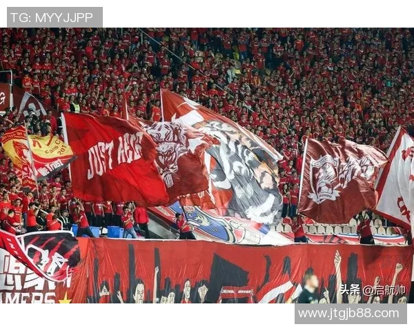 足球明星热情亲吻球迷与家人展现温暖一幕引发媒体热议